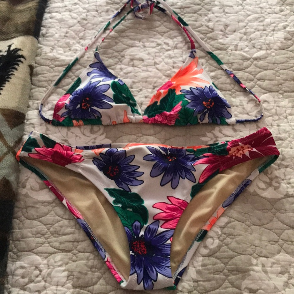 Triangle white tropical bikini 👙